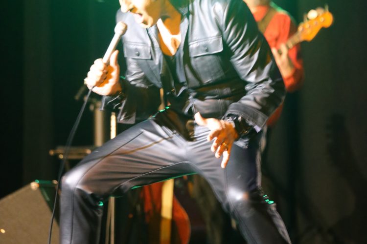 Jeune imitateur Elvis