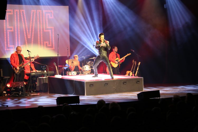 Jeune imitateur Elvis