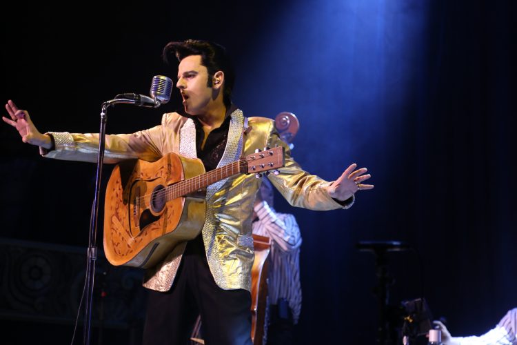 Jeune imitateur Elvis