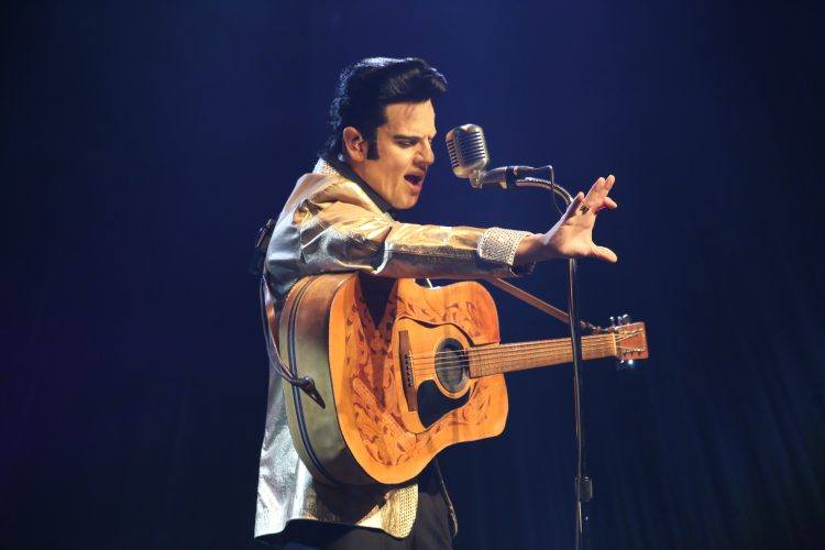 Jeune imitateur Elvis